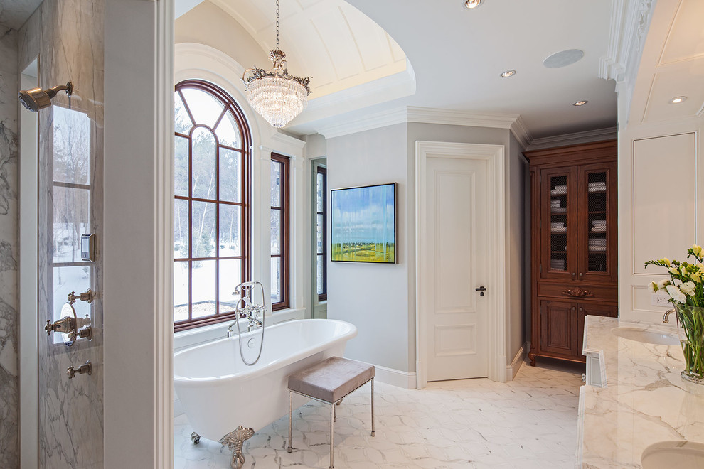 Свежая идея для дизайна: ванная комната в классическом стиле с врезной раковиной, ванной на ножках и белой плиткой - отличное фото интерьера