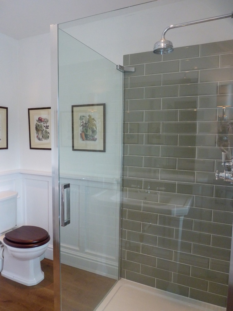 Design ideas for a medium sized rural ensuite bathroom in Berkshire with a pedestal sink, a corner shower, a two-piece toilet, green tiles, ceramic tiles, white walls and medium hardwood flooring.