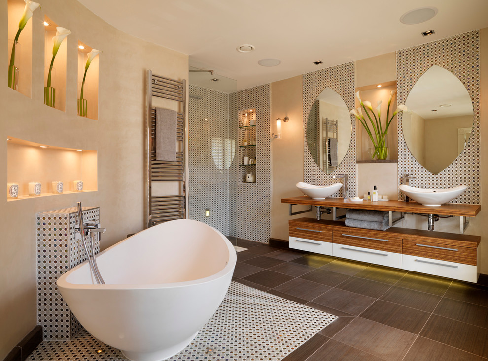 Großes Modernes Badezimmer En Suite mit freistehender Badewanne, farbigen Fliesen, Mosaikfliesen und bodengleicher Dusche in London