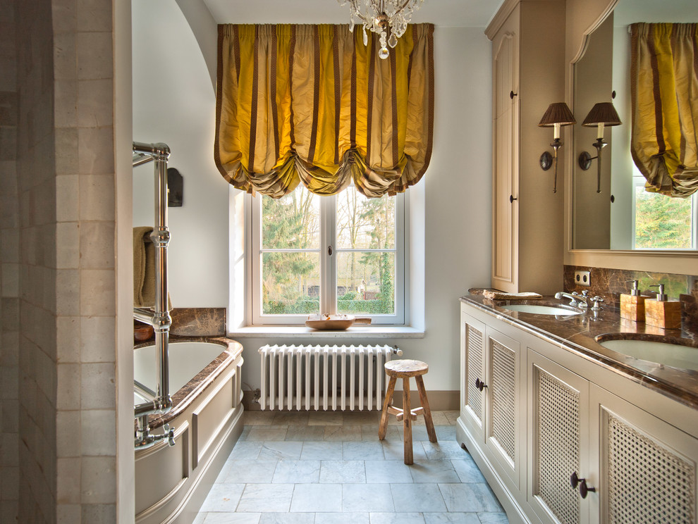Klassisches Badezimmer mit Badewanne in Nische und brauner Waschtischplatte in Sonstige