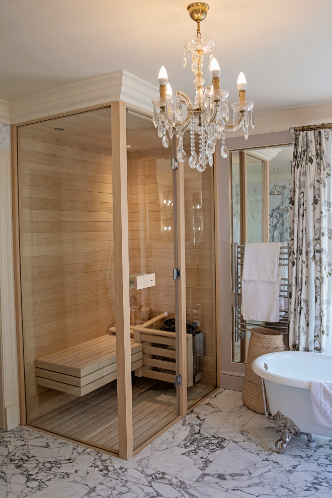 Ejemplo de cuarto de baño principal clásico con bañera con patas, paredes rosas, suelo de mármol y suelo gris