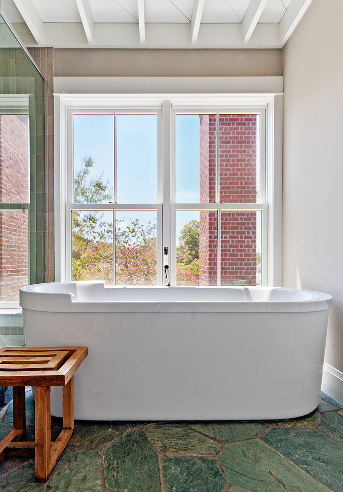 Ejemplo de cuarto de baño actual con bañera exenta y ventanas