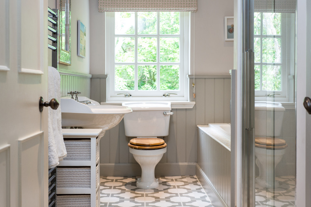 Свежая идея для дизайна: главная ванная комната в стиле кантри с ванной в нише, душем в нише, раздельным унитазом, серыми стенами, раковиной с пьедесталом, разноцветным полом и душем с распашными дверями - отличное фото интерьера