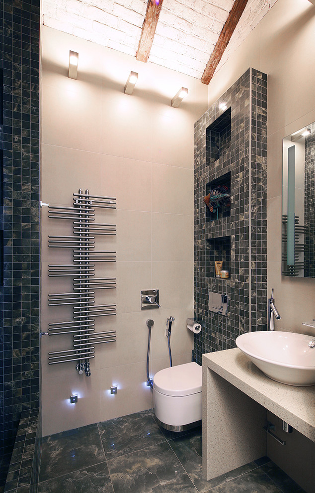 На фото: маленькая ванная комната в современном стиле с полом из керамической плитки для на участке и в саду