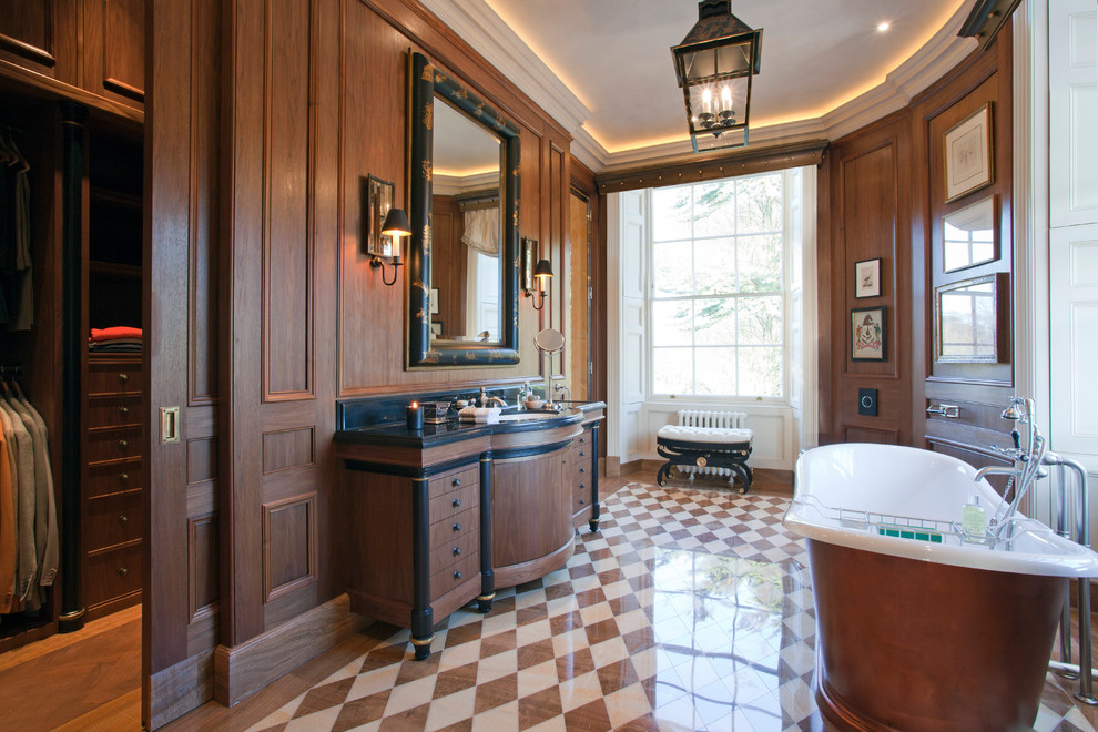 Immagine di una stanza da bagno tradizionale di medie dimensioni con ante in legno bruno, vasca freestanding, pareti marroni, lavabo sottopiano, pavimento marrone e ante lisce