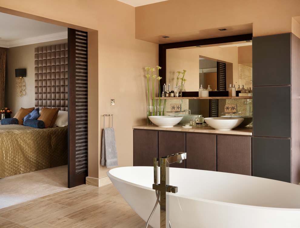 ロンドンにある広いコンテンポラリースタイルのおしゃれなマスターバスルーム (置き型浴槽、オープン型シャワー、モザイクタイル) の写真