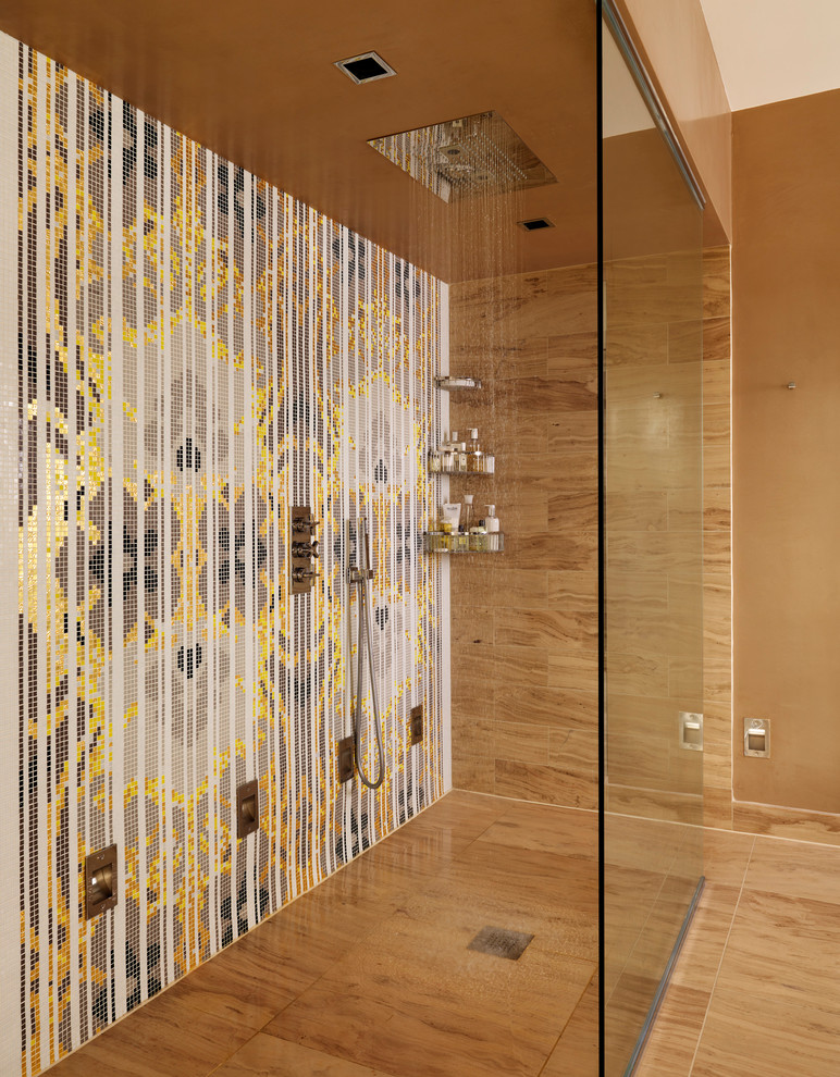 Exempel på ett stort modernt en-suite badrum, med ett fristående badkar, en öppen dusch, flerfärgad kakel och mosaik