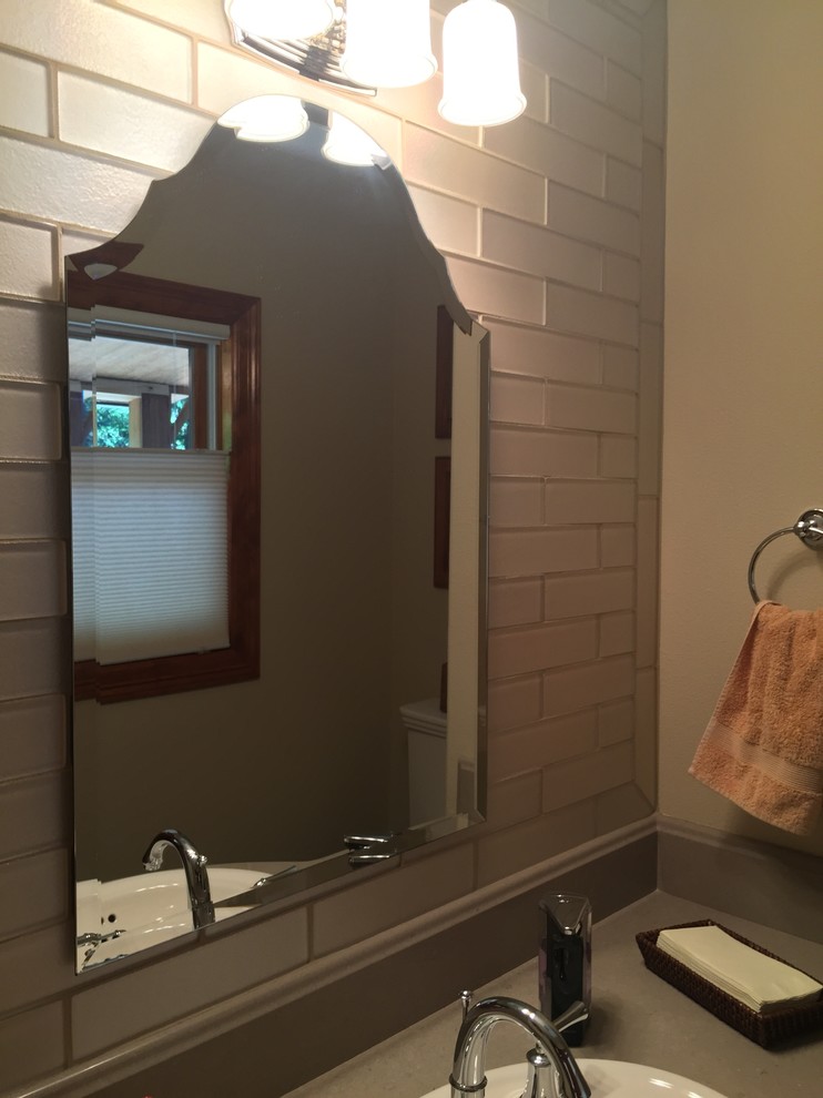 Exemple d'une petite salle d'eau nature en bois brun avec un lavabo posé, un placard en trompe-l'oeil, un plan de toilette en quartz modifié, WC séparés, un carrelage beige, un carrelage en pâte de verre, un mur beige et un sol en carrelage de porcelaine.