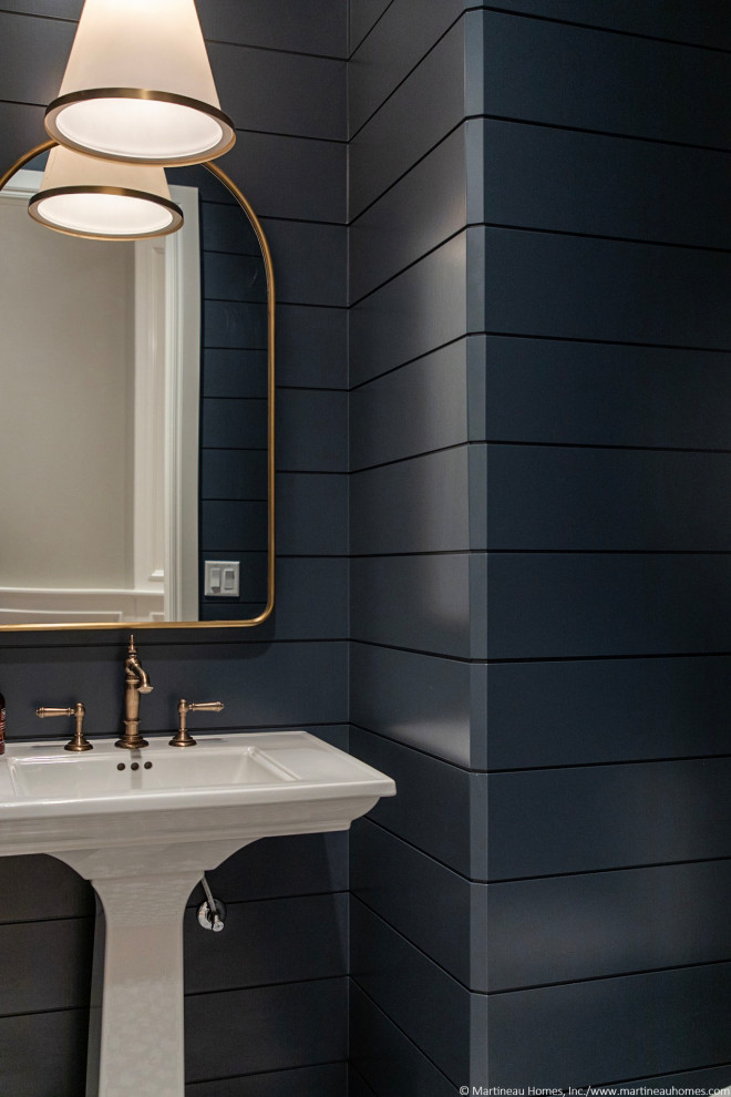 Diseño de cuarto de baño único tradicional renovado pequeño con paredes azules, suelo de baldosas de porcelana, aseo y ducha, lavabo con pedestal y machihembrado