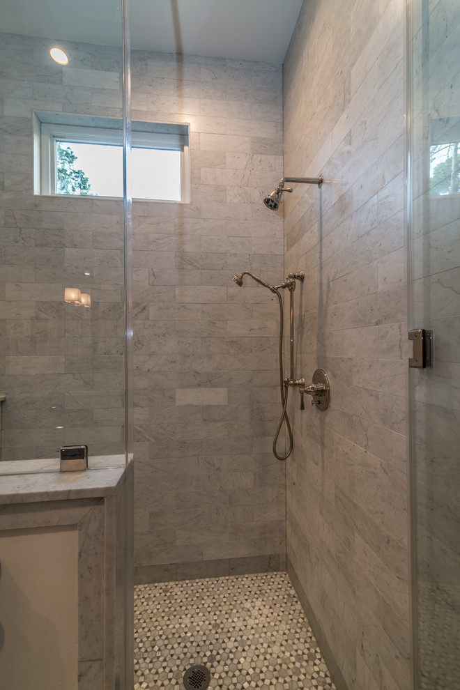 Idéer för att renovera ett mellanstort funkis en-suite badrum, med skåp i shakerstil, blå skåp, ett fristående badkar, en hörndusch, en toalettstol med hel cisternkåpa, flerfärgad kakel, flerfärgade väggar, ett undermonterad handfat, granitbänkskiva och dusch med gångjärnsdörr