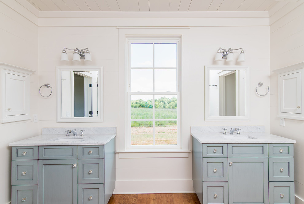 Immagine di una stanza da bagno padronale country di medie dimensioni con ante in stile shaker, ante verdi, WC a due pezzi, lavabo a colonna e top in marmo