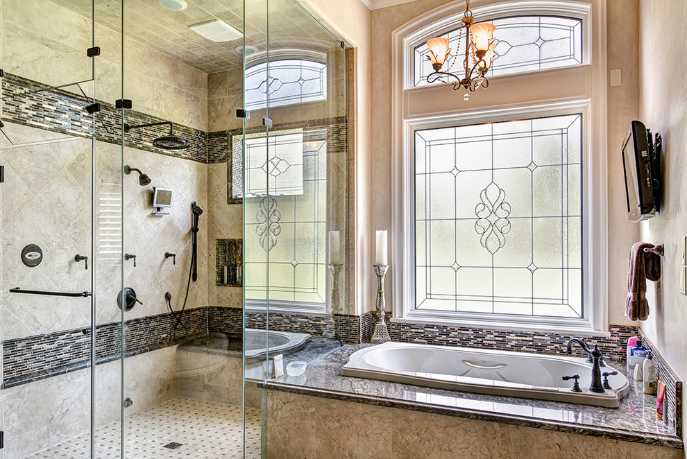 Esempio di una stanza da bagno chic con vasca da incasso, doccia alcova, pareti beige e porta doccia a battente