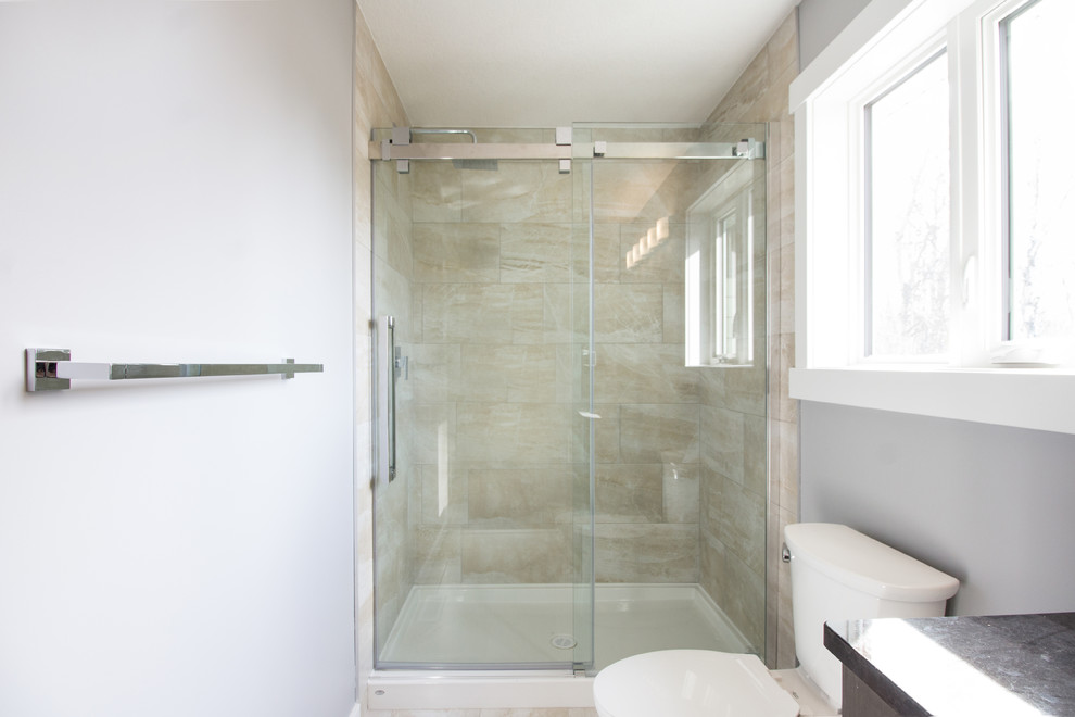 Exempel på ett mellanstort modernt badrum med dusch, med en dusch i en alkov, en toalettstol med separat cisternkåpa, beige kakel, keramikplattor, grå väggar, bänkskiva i kvartsit och dusch med skjutdörr