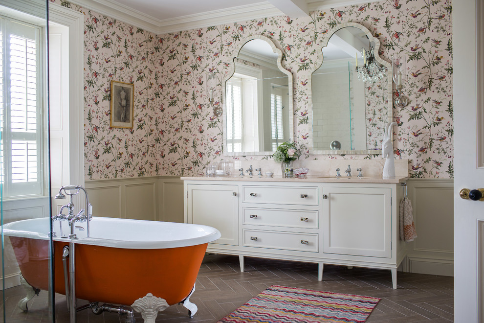 Immagine di una stanza da bagno padronale classica con ante in stile shaker, ante beige, vasca con piedi a zampa di leone, pareti multicolore, parquet scuro e lavabo sottopiano