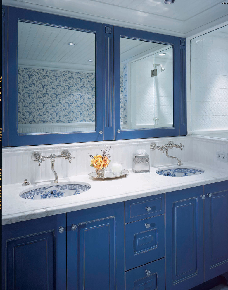 Ejemplo de cuarto de baño principal de estilo de casa de campo de tamaño medio con armarios con paneles con relieve y puertas de armario azules