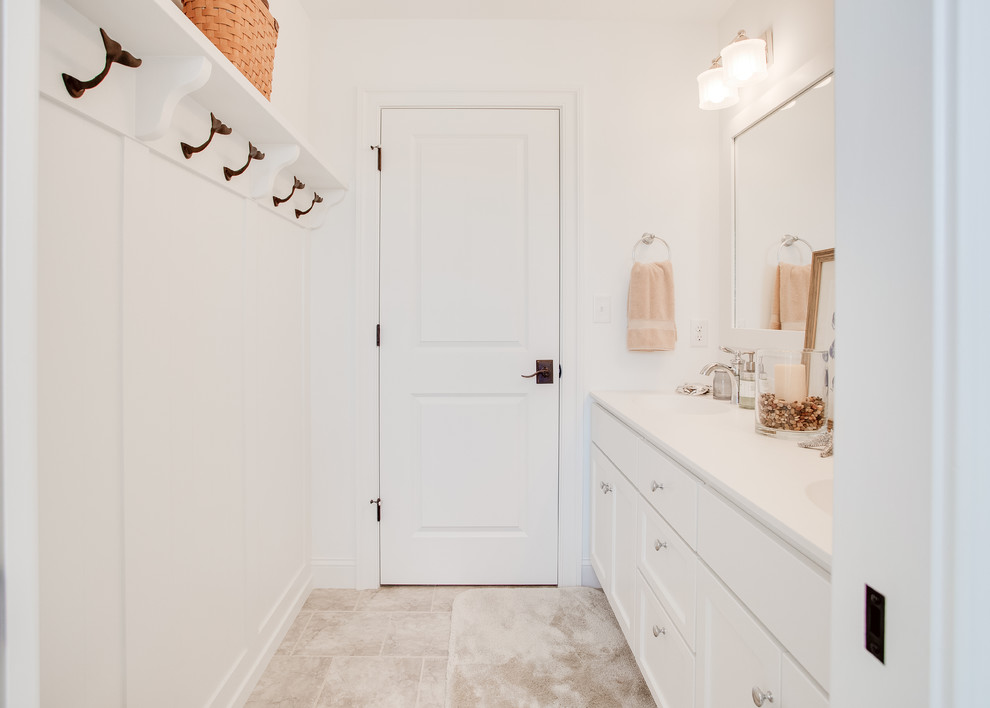 Идея дизайна: большая ванная комната в классическом стиле с белыми фасадами, открытым душем, бежевой плиткой, серыми стенами, полом из керамической плитки, накладной раковиной и столешницей из гранита