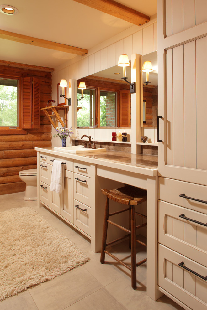 Пример оригинального дизайна: ванная комната в деревянном доме в классическом стиле с фасадами в стиле шейкер и настольной раковиной