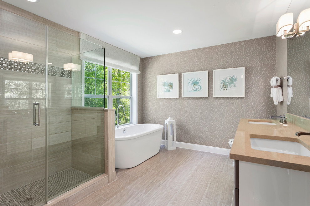 Exemple d'une douche en alcôve principale tendance de taille moyenne avec une baignoire indépendante, un carrelage beige, des carreaux de porcelaine, un mur beige, un sol en carrelage de porcelaine, un lavabo encastré, un sol beige, une cabine de douche à porte battante et un plan de toilette beige.