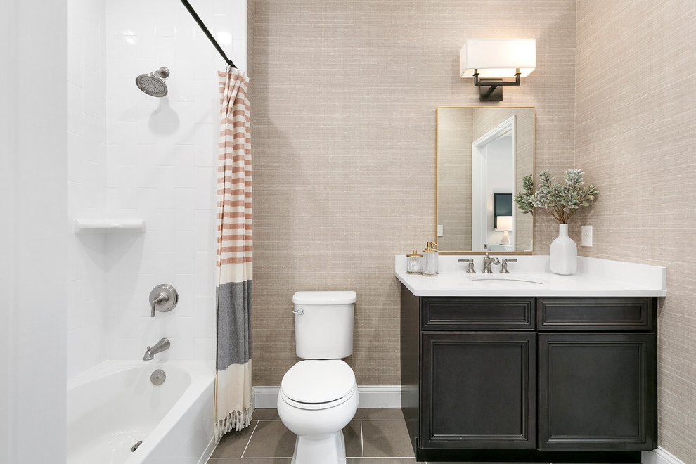 Idéer för att renovera ett mellanstort funkis vit vitt badrum med dusch, med luckor med infälld panel, skåp i mörkt trä, ett badkar i en alkov, en dusch/badkar-kombination, en toalettstol med separat cisternkåpa, vit kakel, keramikplattor, beige väggar, klinkergolv i porslin, ett undermonterad handfat, brunt golv och dusch med duschdraperi