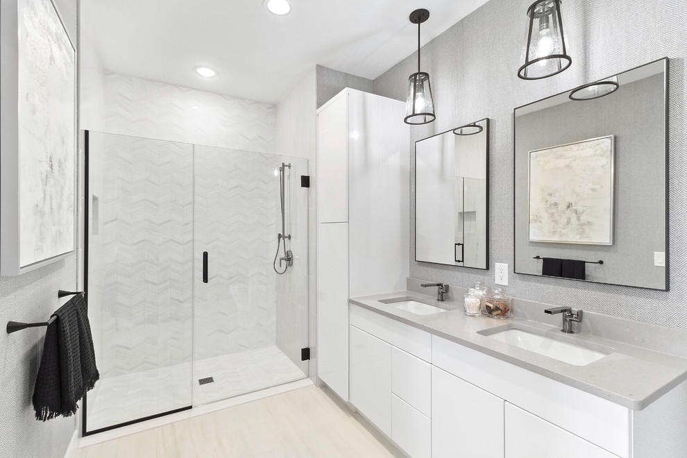 Exempel på ett mellanstort modernt grå grått en-suite badrum, med släta luckor, vita skåp, en dusch i en alkov, en toalettstol med separat cisternkåpa, vit kakel, marmorkakel, grå väggar, klinkergolv i porslin, ett nedsänkt handfat, beiget golv och dusch med gångjärnsdörr