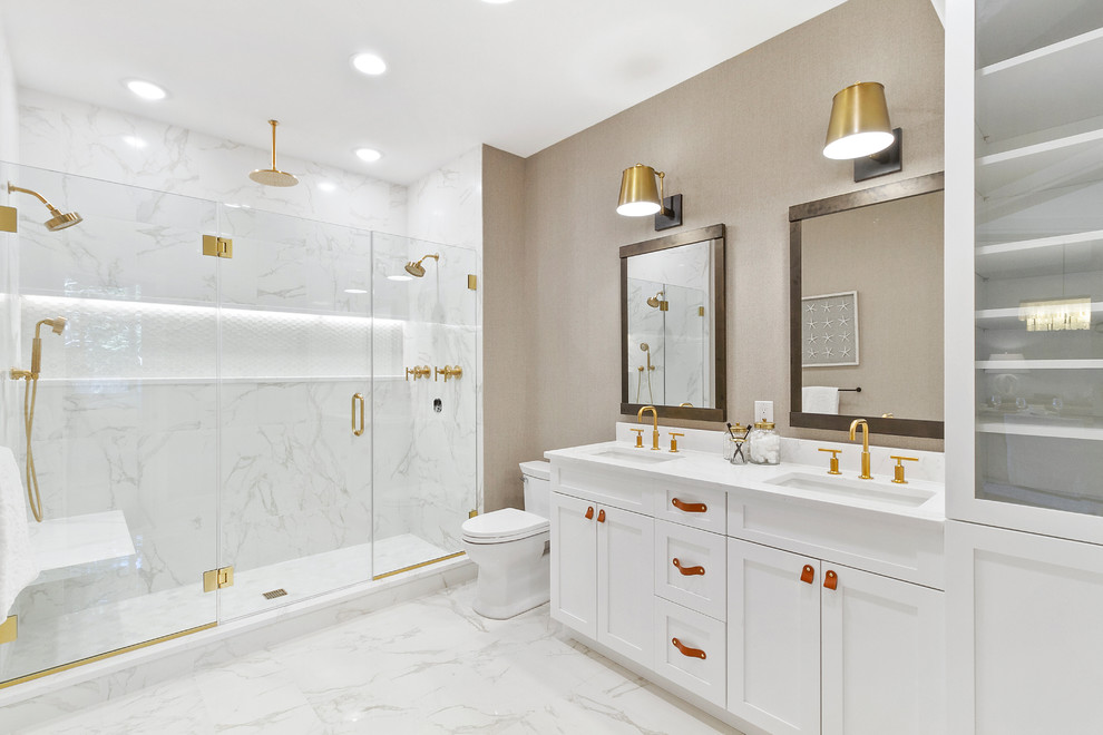 Идея дизайна: ванная комната в стиле неоклассика (современная классика) с фасадами в стиле шейкер, белыми фасадами, душем в нише, белой плиткой, бежевыми стенами, врезной раковиной, белым полом, душем с распашными дверями и белой столешницей
