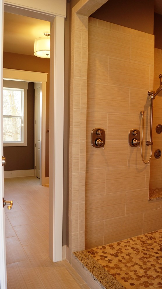 Modelo de cuarto de baño principal clásico renovado grande con ducha doble, baldosas y/o azulejos multicolor, suelo de baldosas tipo guijarro, suelo de baldosas tipo guijarro y ducha abierta