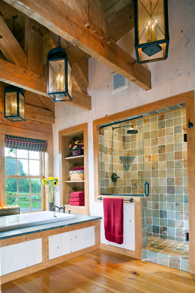 Diseño de cuarto de baño clásico con bañera encastrada, ducha empotrada y baldosas y/o azulejos de pizarra