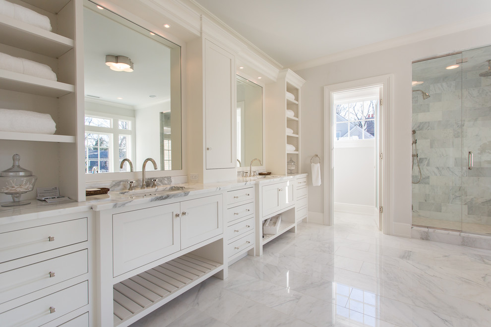 Modern inredning av ett stort en-suite badrum, med skåp i shakerstil, vita skåp, en dusch i en alkov, grå väggar, marmorgolv, ett undermonterad handfat, marmorbänkskiva och ett fristående badkar