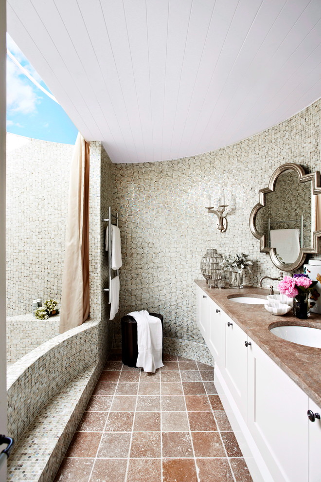 Foto på ett mellanstort lantligt en-suite badrum, med ett undermonterad handfat, skåp i shakerstil, vita skåp, marmorbänkskiva, ett badkar i en alkov, en dubbeldusch, stenkakel, beige väggar, marmorgolv, grå kakel, en toalettstol med separat cisternkåpa, orange golv och med dusch som är öppen