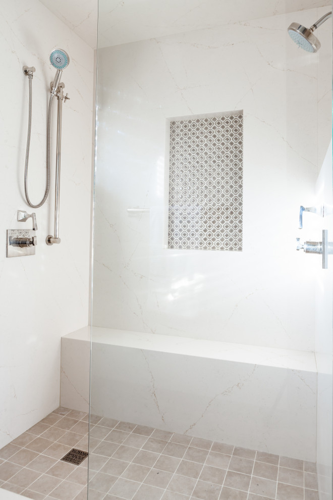 Esempio di una grande stanza da bagno padronale minimal con ante lisce, ante beige, vasca freestanding, doccia alcova, piastrelle beige, lastra di pietra, pareti beige, pavimento in pietra calcarea, lavabo sottopiano, top in quarzo composito, pavimento beige, porta doccia a battente e top beige