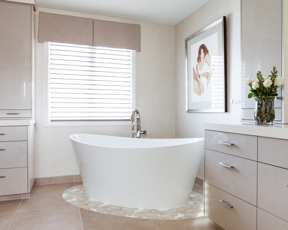 Foto de cuarto de baño actual grande con paredes beige, suelo de piedra caliza y suelo beige