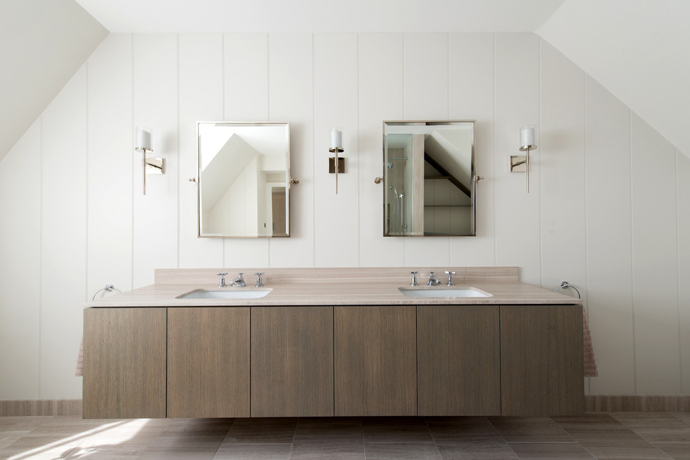Пример оригинального дизайна: ванная комната: освещение в современном стиле с врезной раковиной, плоскими фасадами, темными деревянными фасадами и белыми стенами