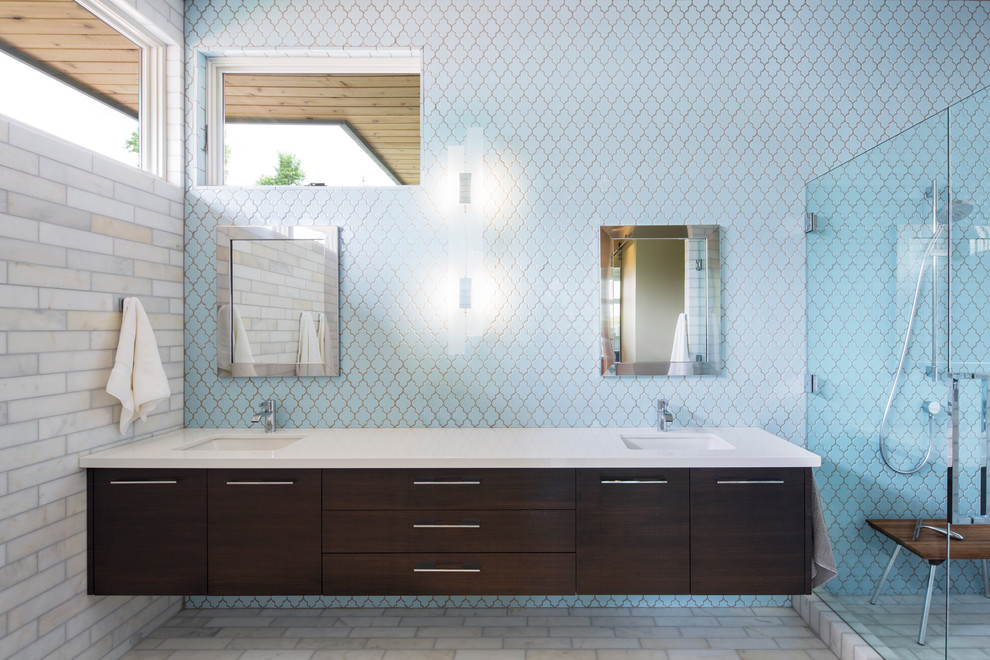 Идея дизайна: главная ванная комната среднего размера в современном стиле с врезной раковиной, плоскими фасадами, угловым душем, синей плиткой, темными деревянными фасадами, мраморным полом и синими стенами