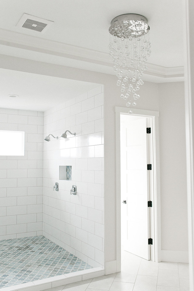 Свежая идея для дизайна: большая главная ванная комната в стиле неоклассика (современная классика) с фасадами в стиле шейкер, белыми фасадами, отдельно стоящей ванной, душевой комнатой, белой плиткой, серыми стенами, врезной раковиной, столешницей из кварцита, открытым душем, белой столешницей, серым полом, полом из керамогранита, раздельным унитазом и керамической плиткой - отличное фото интерьера