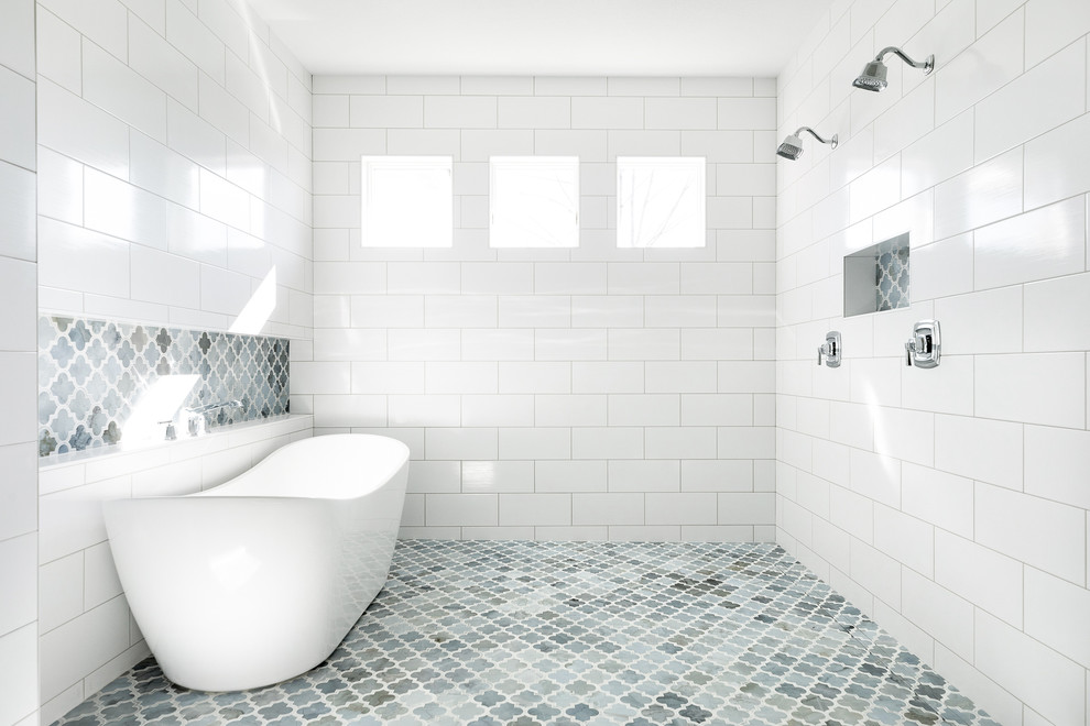 Пример оригинального дизайна: большая главная ванная комната в стиле неоклассика (современная классика) с фасадами в стиле шейкер, белыми фасадами, отдельно стоящей ванной, душевой комнатой, белой плиткой, серыми стенами, врезной раковиной, столешницей из кварцита, открытым душем, белой столешницей, серым полом, раздельным унитазом, керамической плиткой и полом из керамогранита