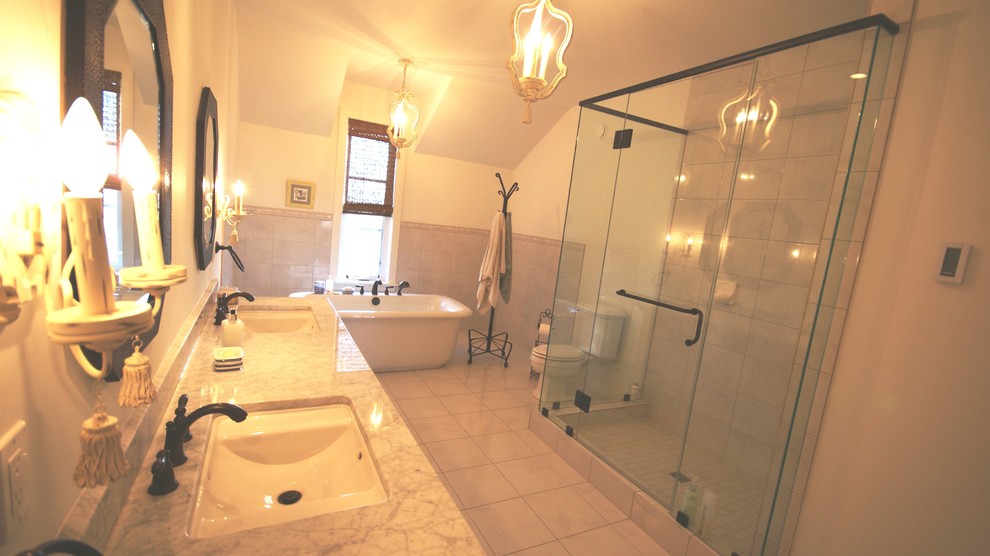 Imagen de cuarto de baño principal campestre grande con lavabo bajoencimera, ducha esquinera, baldosas y/o azulejos grises, paredes blancas y suelo de baldosas de cerámica