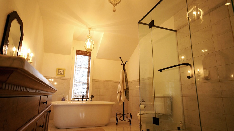 Exempel på ett stort lantligt badrum med dusch, med släta luckor, skåp i mörkt trä, granitbänkskiva, ett fristående badkar, grå kakel, vita väggar och ljust trägolv