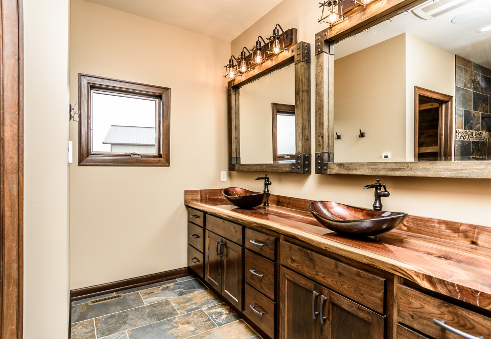 Idéer för mellanstora lantliga brunt en-suite badrum, med skåp i mellenmörkt trä, en öppen dusch, en toalettstol med hel cisternkåpa, beige väggar, klinkergolv i keramik, ett fristående handfat och med dusch som är öppen
