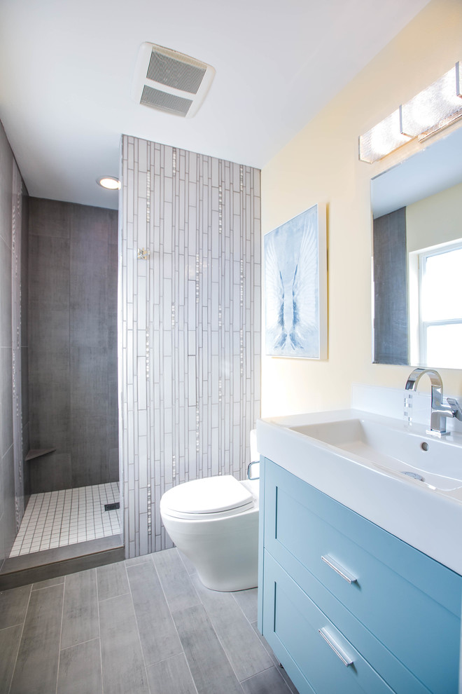 Modern inredning av ett mellanstort badrum med dusch, med skåp i shakerstil, blå skåp, en öppen dusch, grå kakel, cementkakel, vita väggar, mörkt trägolv, ett nedsänkt handfat, grått golv, med dusch som är öppen och en toalettstol med hel cisternkåpa