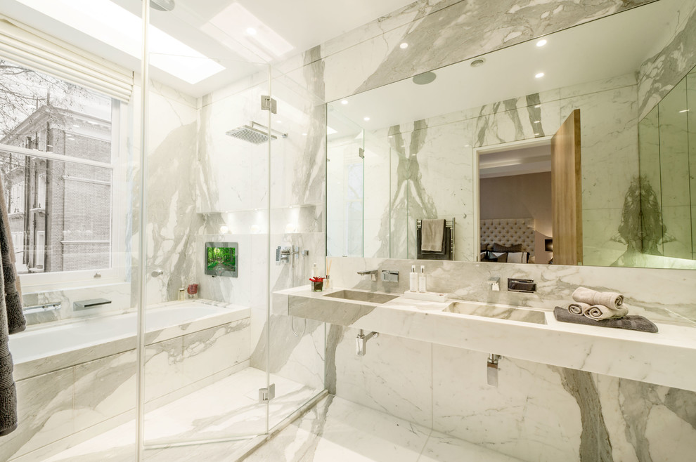 Идея дизайна: большая главная ванная комната в стиле модернизм с белой плиткой и мраморной столешницей