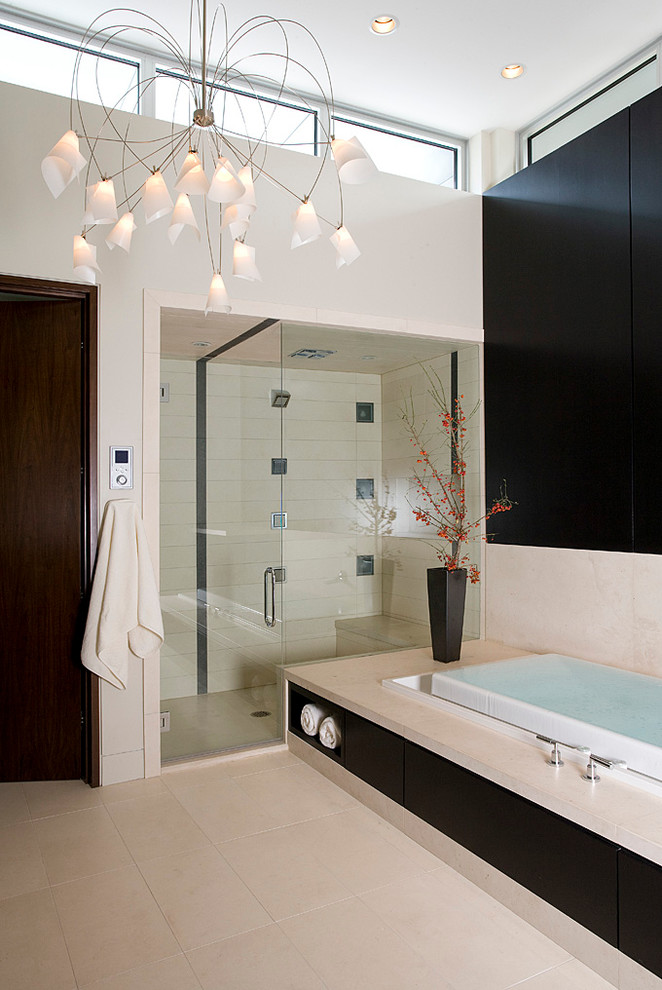 Idéer för funkis badrum, med ett platsbyggt badkar, en dusch i en alkov och beige kakel