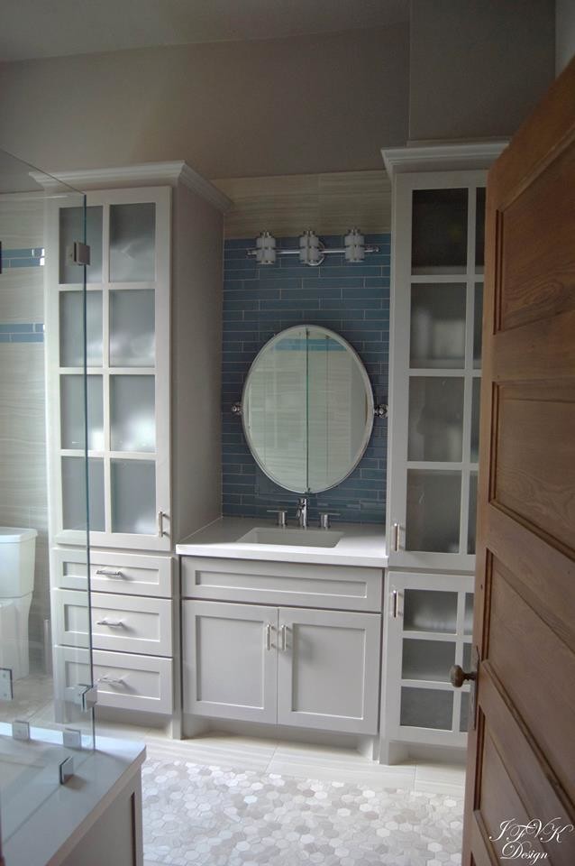Inspiration pour une grande salle de bain traditionnelle pour enfant avec un placard en trompe-l'oeil, des portes de placard grises, une baignoire encastrée, un combiné douche/baignoire, WC à poser, un carrelage gris, des carreaux de porcelaine, un mur gris, un sol en carrelage de porcelaine, un lavabo encastré, un plan de toilette en quartz modifié, un sol gris et une cabine de douche à porte battante.