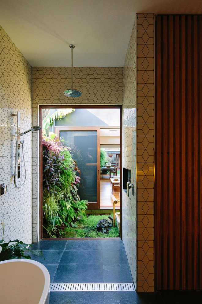 Ejemplo de cuarto de baño contemporáneo de tamaño medio con bañera japonesa, ducha abierta, baldosas y/o azulejos blancos, paredes blancas, suelo negro y ducha abierta