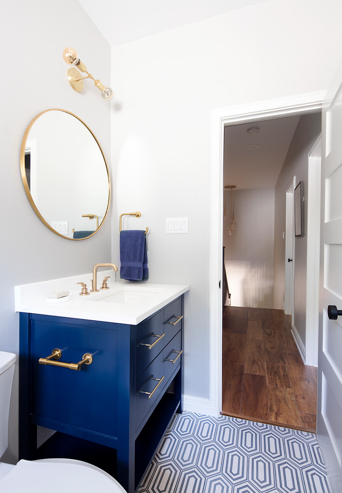 Стильный дизайн: маленькая ванная комната в стиле неоклассика (современная классика) с плоскими фасадами, синими фасадами, душем в нише, белой плиткой, керамогранитной плиткой, белыми стенами, полом из цементной плитки, душевой кабиной, врезной раковиной, столешницей из искусственного камня, разноцветным полом и душем с распашными дверями для на участке и в саду - последний тренд