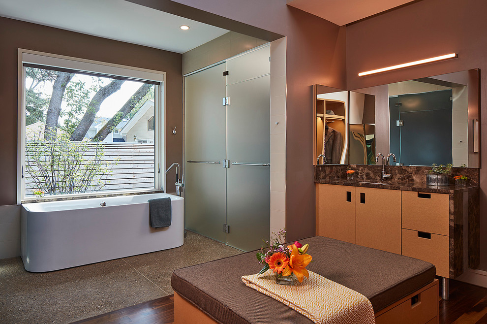 На фото: большая главная ванная комната в современном стиле с плоскими фасадами, отдельно стоящей ванной, душем без бортиков, серыми стенами, врезной раковиной и столешницей из гранита