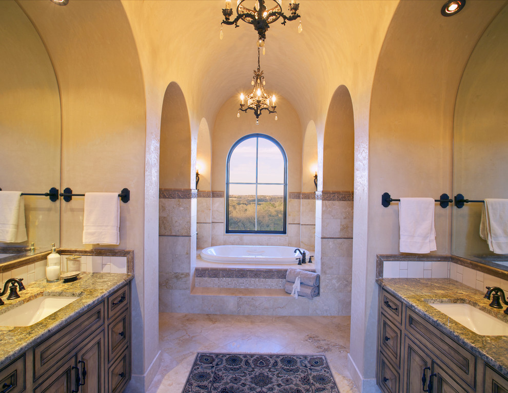 Immagine di una stanza da bagno mediterranea con top in granito