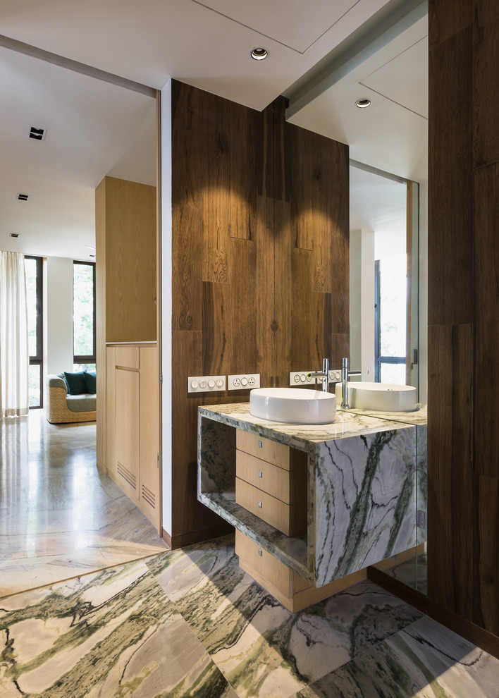 Стильный дизайн: ванная комната в современном стиле с плоскими фасадами, светлыми деревянными фасадами, коричневыми стенами, мраморным полом, настольной раковиной, мраморной столешницей, разноцветным полом и белой столешницей - последний тренд