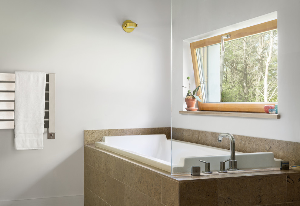 Mittelgroßes Modernes Badezimmer En Suite mit braunen Fliesen und Porzellanfliesen in Portland Maine