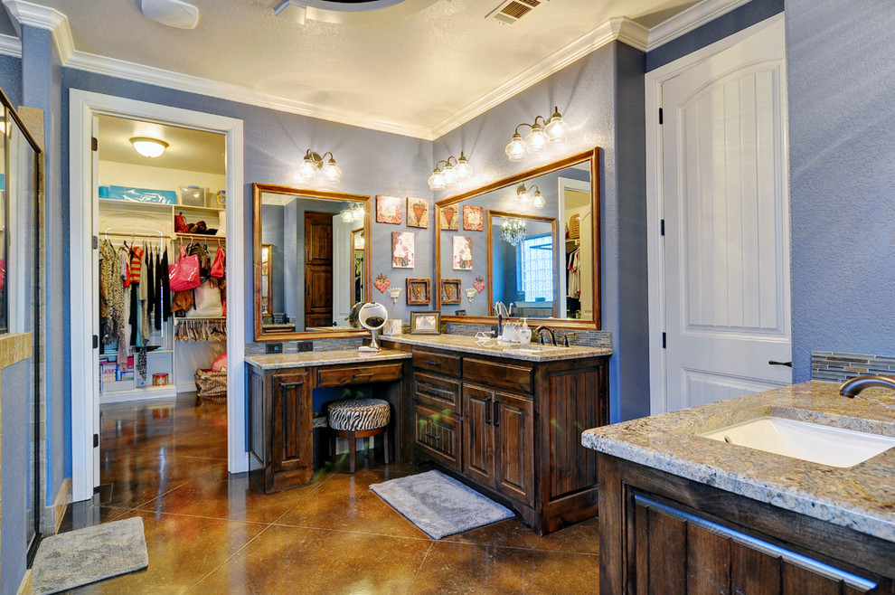 Idéer för att renovera ett stort vintage en-suite badrum, med luckor med upphöjd panel, skåp i mellenmörkt trä, granitbänkskiva, ett platsbyggt badkar, beige kakel och stenkakel