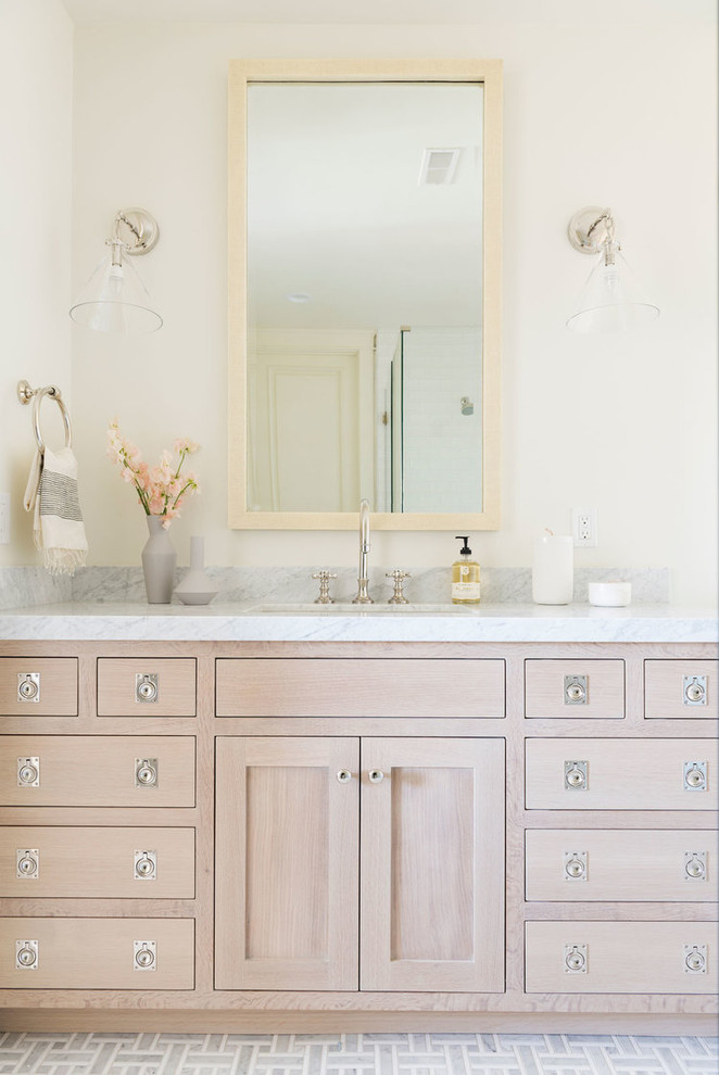 Пример оригинального дизайна: детская ванная комната среднего размера в морском стиле с светлыми деревянными фасадами, угловым душем, раздельным унитазом, белой плиткой, разноцветными стенами, полом из керамической плитки, мраморной столешницей, белым полом, душем с распашными дверями и разноцветной столешницей